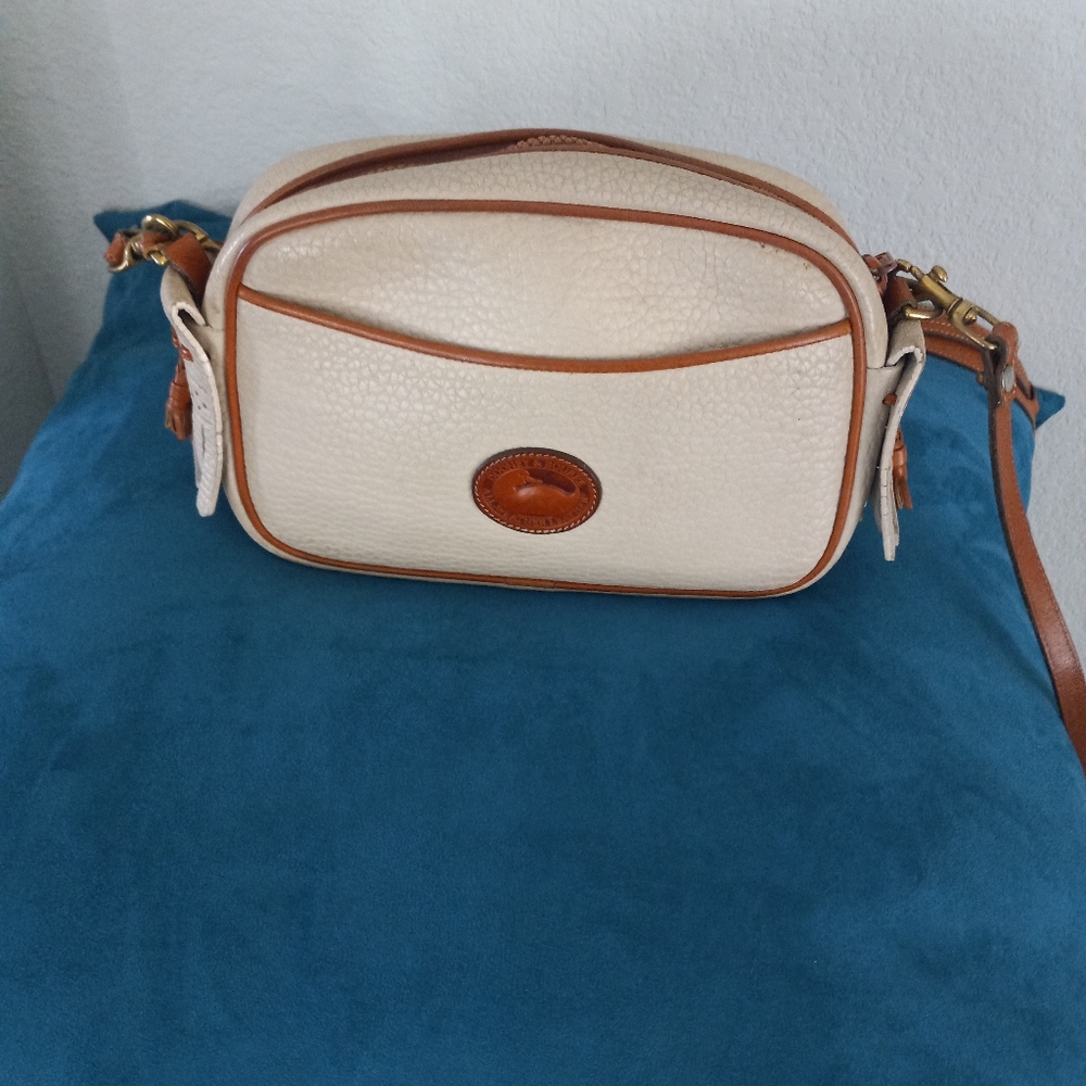 dooney and bourke vintage Ivory shoulder bag.